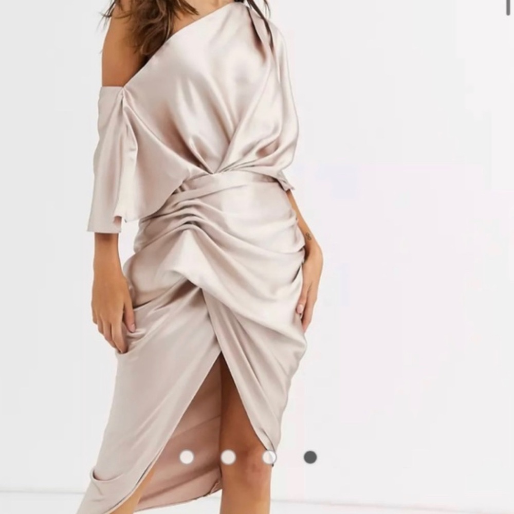 Beautiful dress, never worn!!!